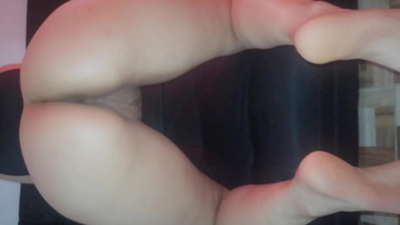 Moja mama mi daje svoju macu kao božićni poklon